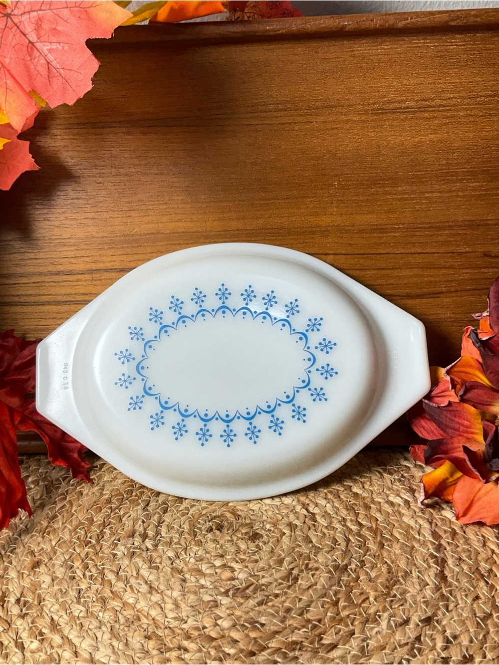 Vintage Pyrex Snowflake Garland 1.5 Qt Casserole with Lid - Picture 6 of 9